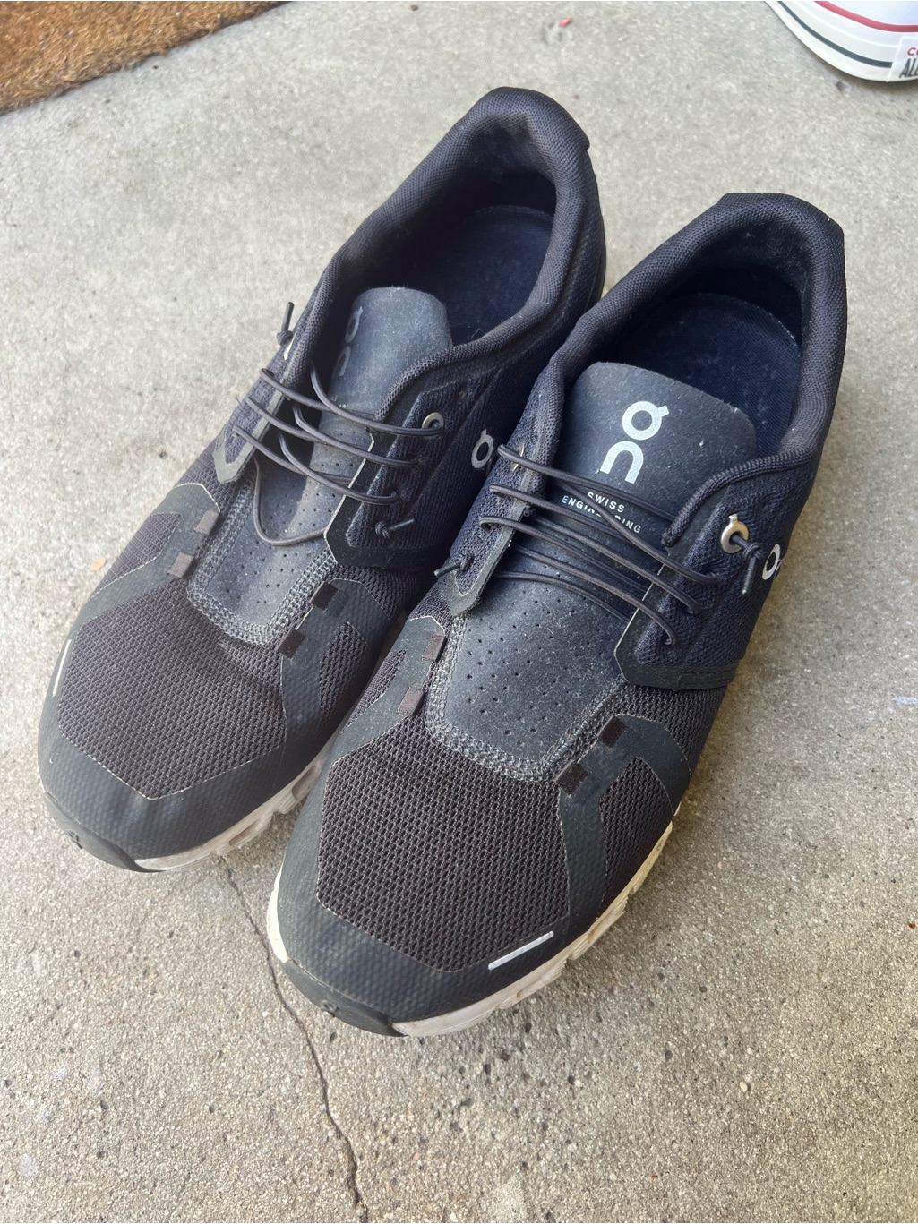On Running Men’s Cloud5 Sneakers Size 11 - Black
